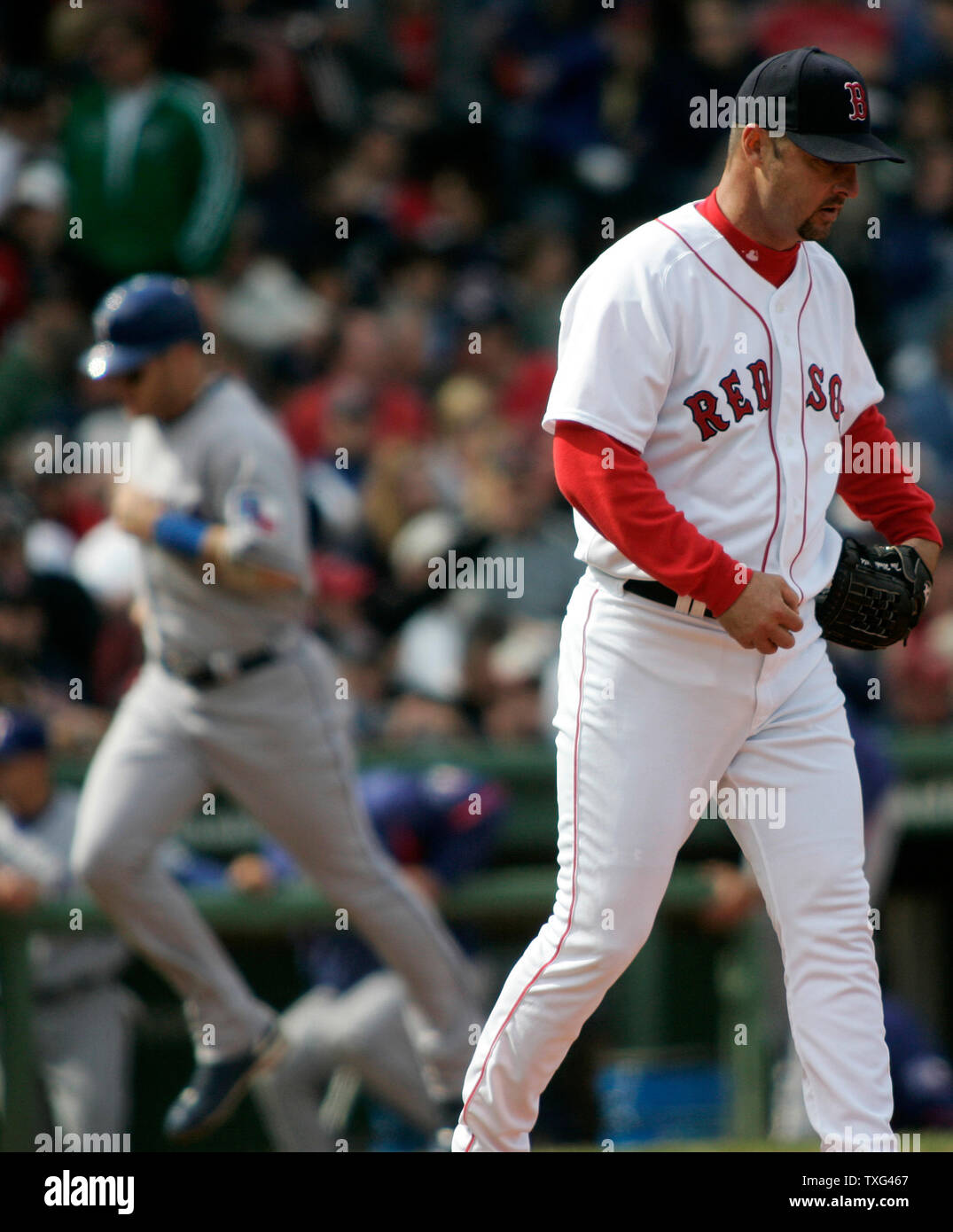 Boston Red Sox Krug Tim Wakefield Köpfe zurück zum Damm, als Texas Rangers Base Runner Josh Hamilton home Köpfe auf drei laufen lassen Homer von den Förstern Teig Milton Bradley im sechsten Inning schlug am Fenway Park in Boston, Massachusetts am 20. April 2008. (UPI Foto/Matthew Healey) Stockfoto