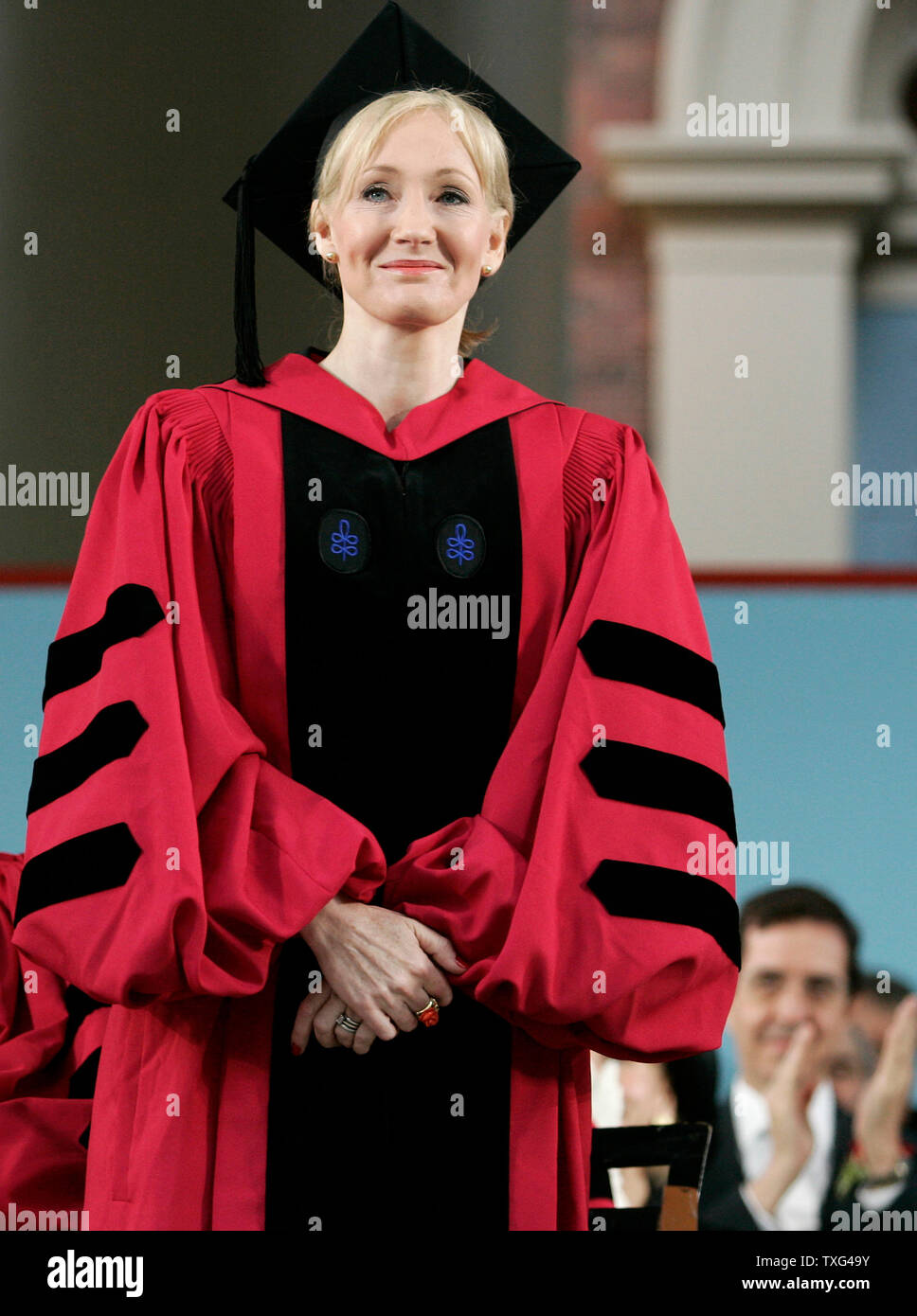 Thema J.K. Rowling steht auf der Bühne Ihr ehrendoktor an der Universität Harvard 2008 Anfänge Übungen auf dem Campus der Harvard University in Cambridge, Massachusetts am 5. Juni 2008. (UPI Foto/Matthew Healey) Stockfoto