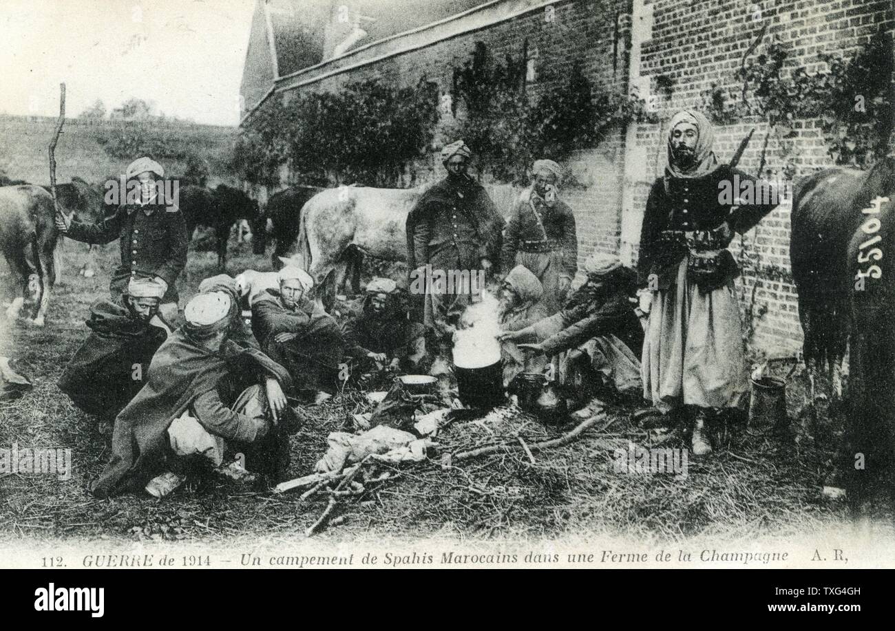 Postkarte mit einem marokkanischen Spahi Camp in einem Bauernhof in der Region Champagne ruht. September 1914 Stockfoto