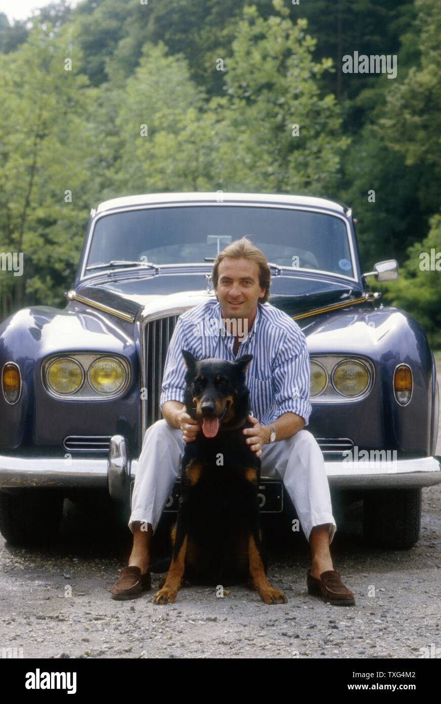 Der französische Komiker und Nachahmer Yves Lecoq auf seinem Grundstück in der Somme, Suzanne's Castle. 18. August 1986 Stockfoto