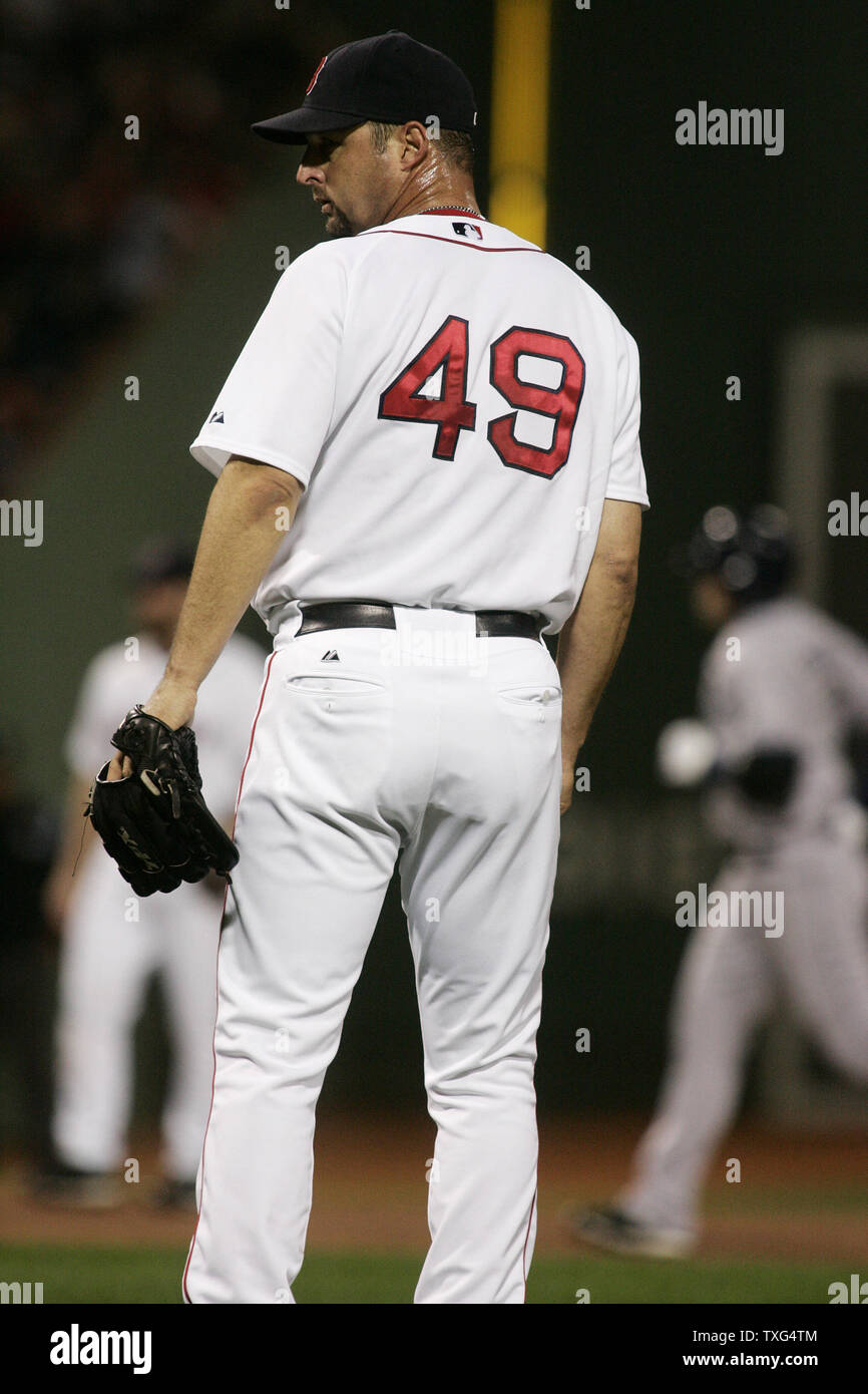 Boston Red Sox Krug Tim Wakefield (49) schaut zu Hause Platte wie Tampa Bay Rays' Evan Longoria (3) runden die Grundlagen nach der Kollision mit einem solo Home Run im ersten Inning von Spiel 4 Der ALCS gegen die Tampa Bay Rays am Fenway Park in Boston, Massachusetts am 14. Oktober 2008. (UPI Foto/Matthew Healey) Stockfoto