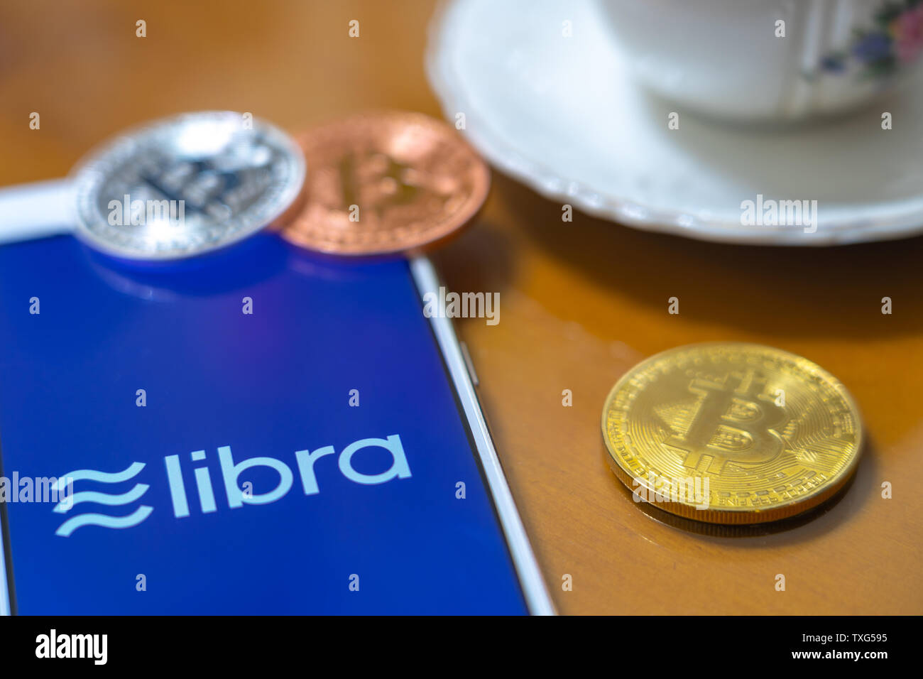 Gold Bitcoin Münze mit der Facebook Waage Crypto Münze logo Bildschirm Hintergrund Stockfoto