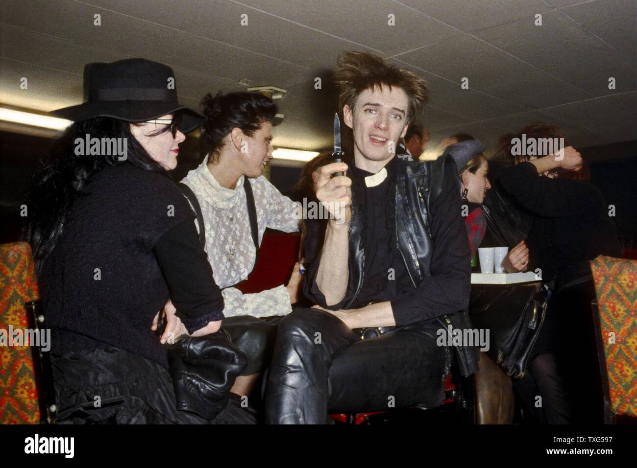 Deutsche Musiker Blixa Bargeld auf der Geburtstagsparty von TV-Produzent und Musikjournalist Jörg Hoppe, auf einem Schiff entlang der Spree in Ost-Berlin im Jahre 1983. Stockfoto