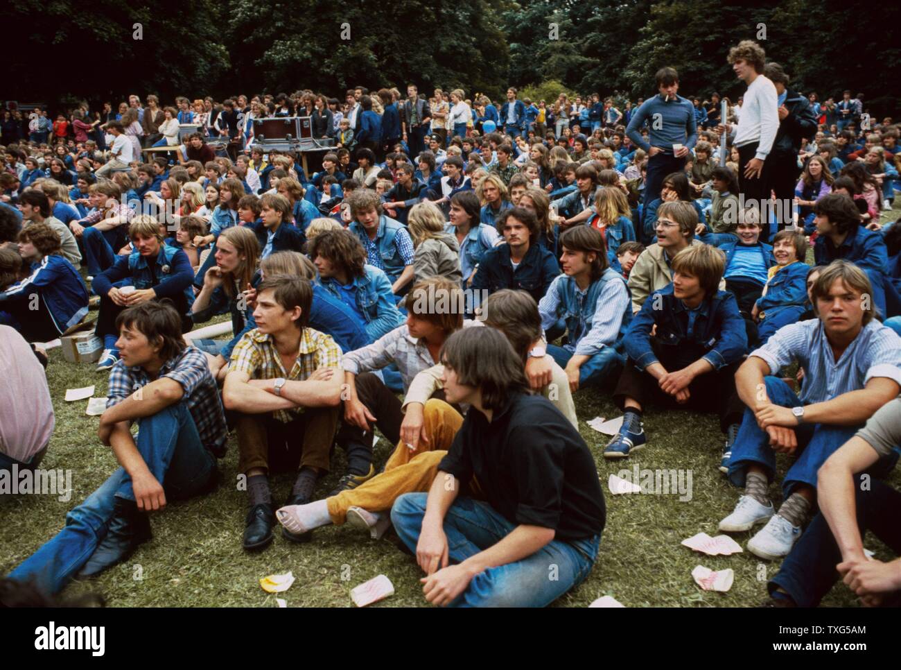 Die jungen Deutschen die Teilnahme an der "Rock für den Frieden' Musik Festival im Volkspark Friedrichshain, Berlin, Deutschland. 1982 Stockfoto