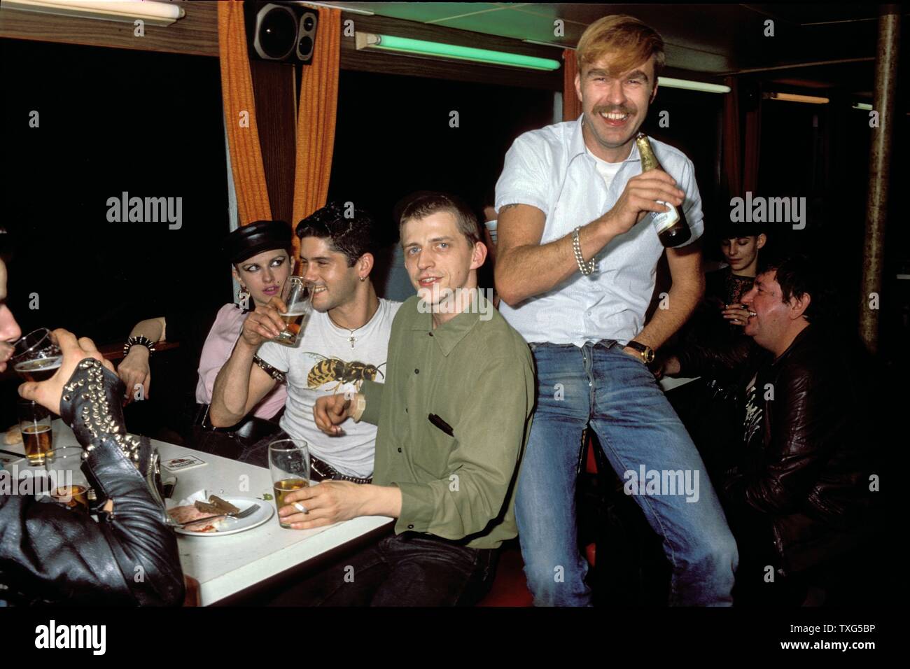 Von links nach rechts: Schauspielerin Tabea Blumenschein, David Steeves, Wolfgang Müller, Gründer von Die Tödliche Doris (eine Gruppe von Künstlern und Musikern), und Michel Morris Links. Alle kamen die Party der TV-Produzent und Musikjournalist Jörg Hoppe, auf einem Schiff entlang der Spree in Ost-Berlin im Jahre 1983 zu besuchen. Stockfoto