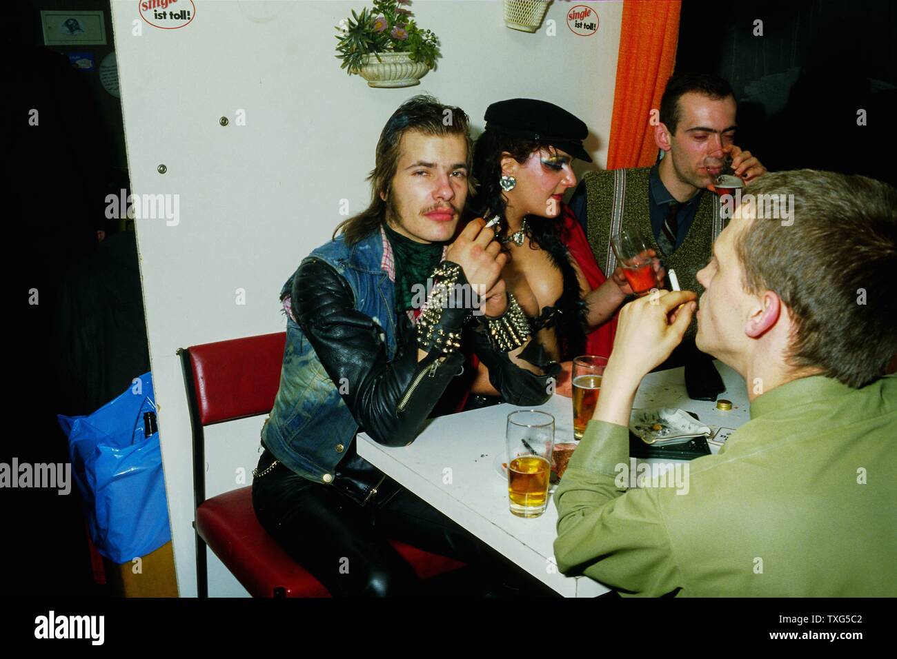 Im Vordergrund mit einer Zigarette: Wolfgang Müller, Gründer von Die Tödliche Doris (eine Gruppe von Künstlern und Musikern), dann von links nach rechts; Detlef, Tänzerin Valerie Caris Ruhnke und Künstler Reinhard Wilhelmi. Alle kamen die Party der TV-Produzent und Musikjournalist Jörg Hoppe, auf einem Schiff entlang der Spree in Ost-Berlin im Jahre 1983 zu besuchen. Stockfoto