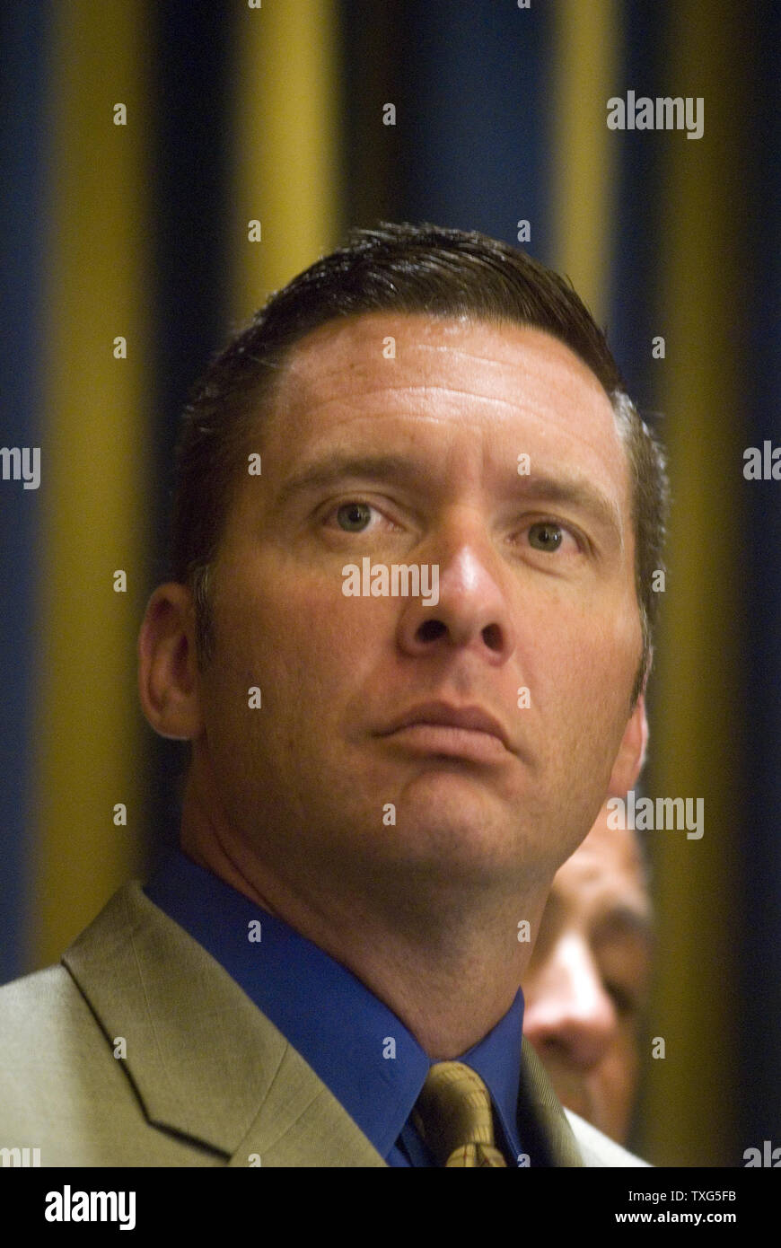 Sgt. James Crowley, der Cambridge Polizei-abteilung, besucht eine Pressekonferenz statt, die von der Polizei zur Unterstützung der ihm im Hotel Marlowe in Cambridge, Massachusetts, abgehalten am 24. Juli 2009. Crowley war der Offizier, der Harvard University Professor Henry Louis Gates Jr. am 16. Juli 2009 festgenommen, für ordnungswidriges Verhalten, was kontroverse Frage, ob Crowleys Aktionen waren rassistisch motiviert. (UPI Foto/Mark Thomson) Stockfoto