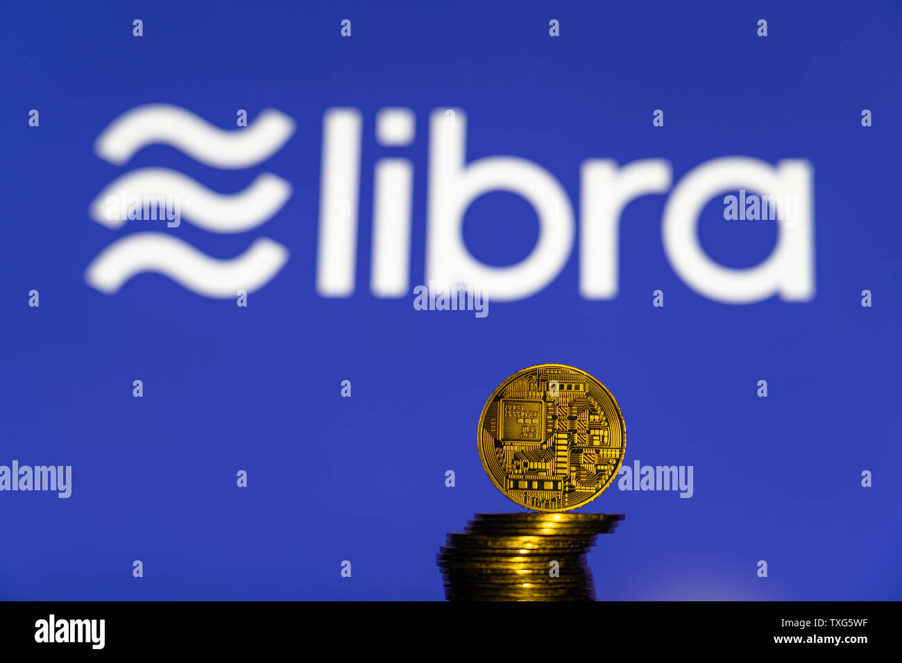 Gold Bitcoin Münze mit der Facebook Waage Crypto Münze logo Bildschirm Hintergrund Stockfoto