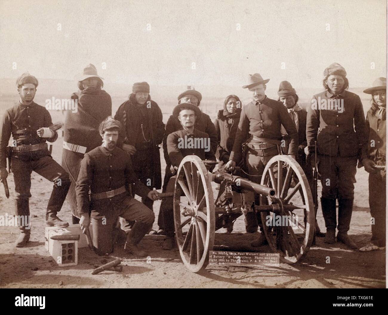 Corporal Paul Wienert und Gunners der Batterie 'E' 1 Artillerie sieben Lakota Indianer Pfadfinder und uniformierten Europäisch-amerikanische Soldaten Stockfoto