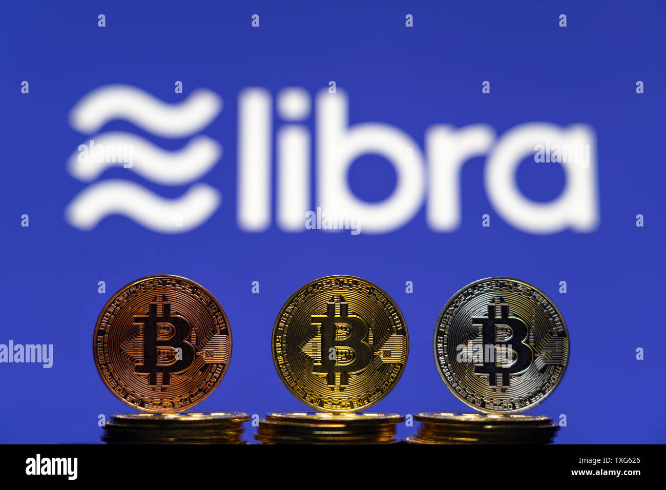 Gold Bitcoin Münze mit der Facebook Waage Crypto Münze logo Bildschirm Hintergrund Stockfoto