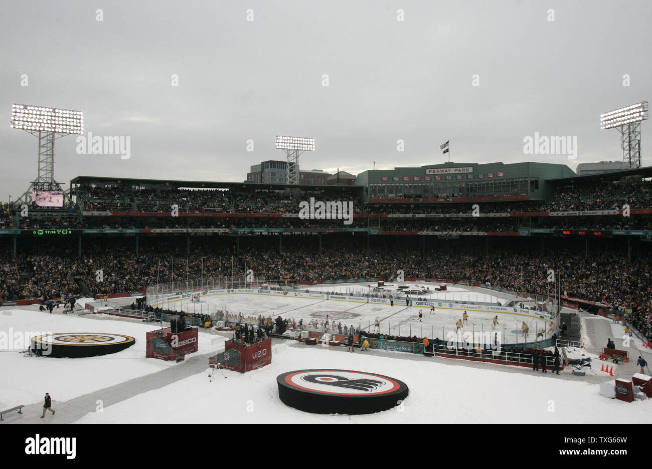 Die Grand steht der Fenway Park Webstuhl über die Eisbahn in der Boston Bruins bei den Philadelphia Flyers in der zweiten Periode der 2010 Bridgestone NHL Winter Classic am Fenway Park in Boston, Massachusetts am Tag der neuen Jahre, vom 1. Januar 2010. UPI/Matthew Healey Stockfoto
