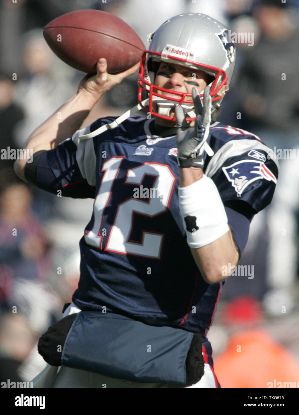 New England Patriots Quarterback Tom Brady (12) wirft einen Pass beim Warm-ups vor dem AFC wildcard Endspiel Spiel gegen die Baltimore Ravens im Gillette Stadium in Foxboro, Massachusetts am 10. Januar 2010. UPI/Matthew Healey Stockfoto