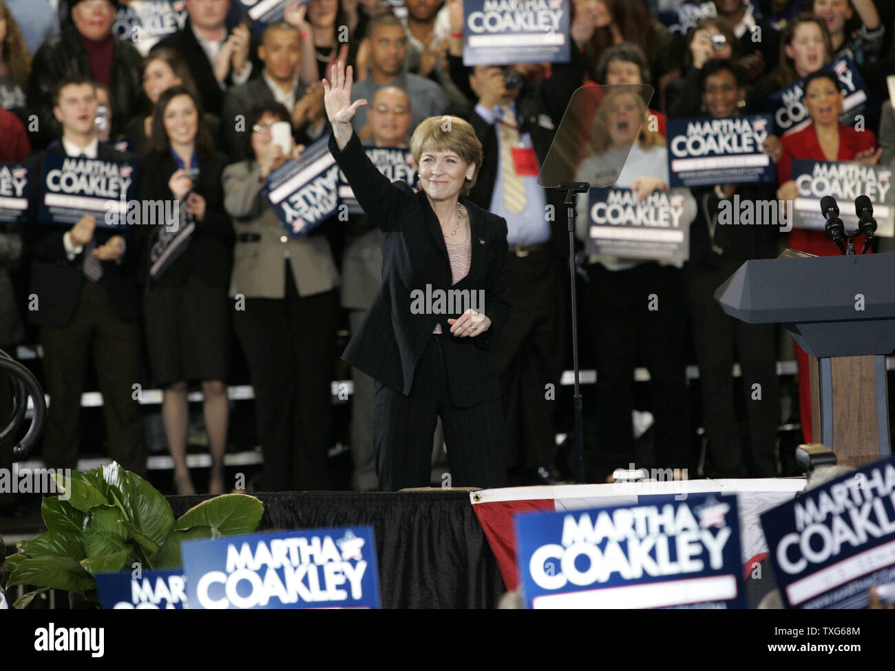 Der demokratische Kandidat für die Massachusetts Senatssitz, Martha Coakley, Wellen, die auf die Masse während einer Kundgebung im Cabot Center auf dem Campus der Northeastern University in Boston, Massachusetts am 17. Januar 2010. UPI/Matthew Healey Stockfoto