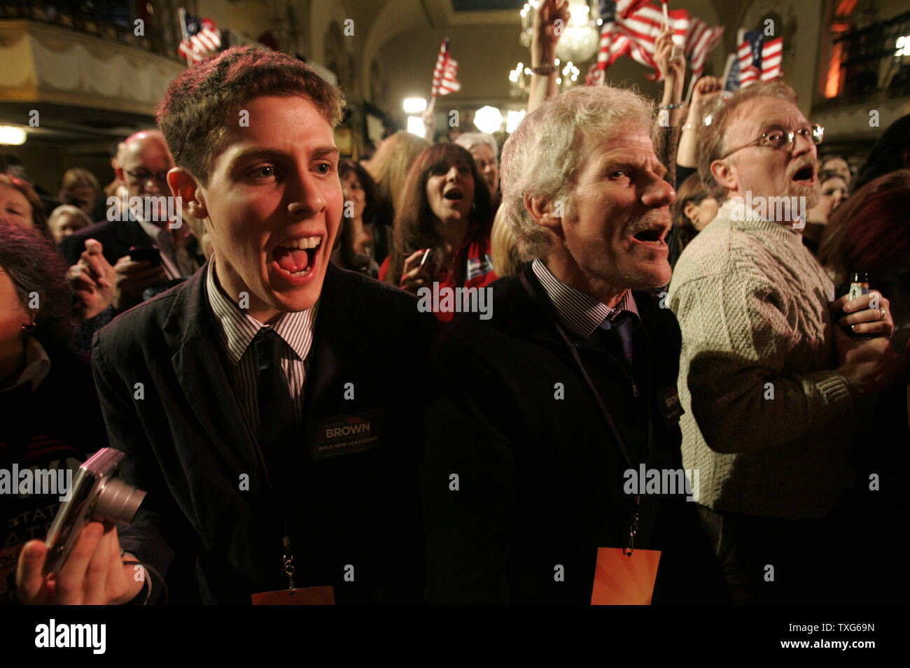 Dylan Benson (R) die 17-Jährige von Gloucester, MA singt zusammen mit seinem Vater George Benson (C) während die Partei, die den Sieg Rede von US-Senat Kandidat Scott Brown (R-MA) im Park Plaza in Boston, Massachusetts am 19. Januar 2010. Braun besiegt Demokrat Martha Coakley in ein Angebot zu füllen, um die US-Senat Sitz, der leer war nach dem Tod von Senator Edward M. Kennedy (D-MA). UPI/Matthew Healey Stockfoto