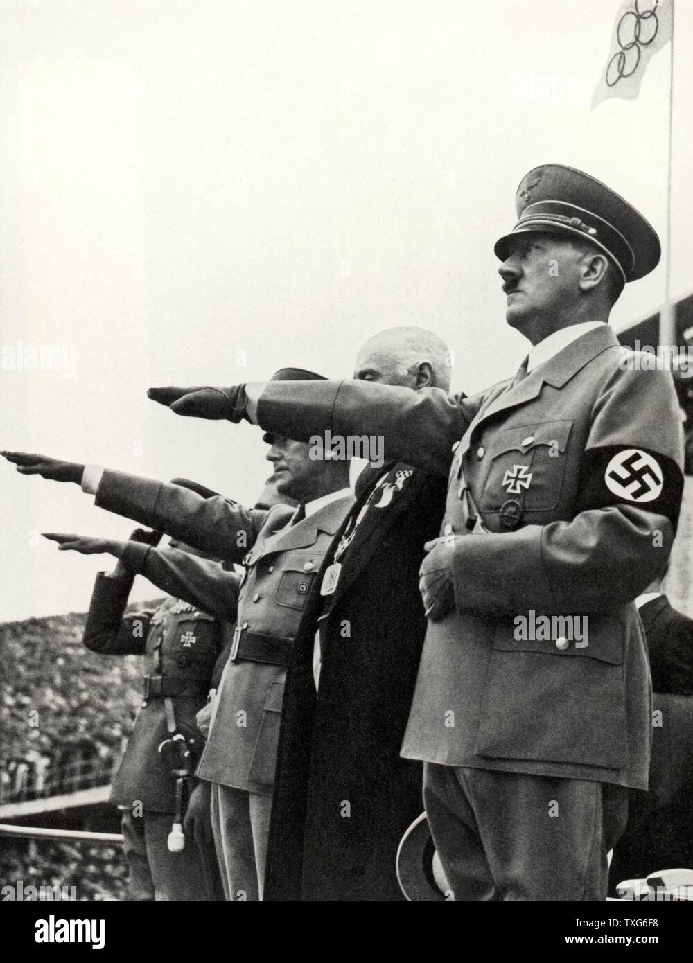 Deutscher Führer Adolf Hitler nimmt Salute bei den Olympischen Spielen in Berlin 1936 Stockfoto