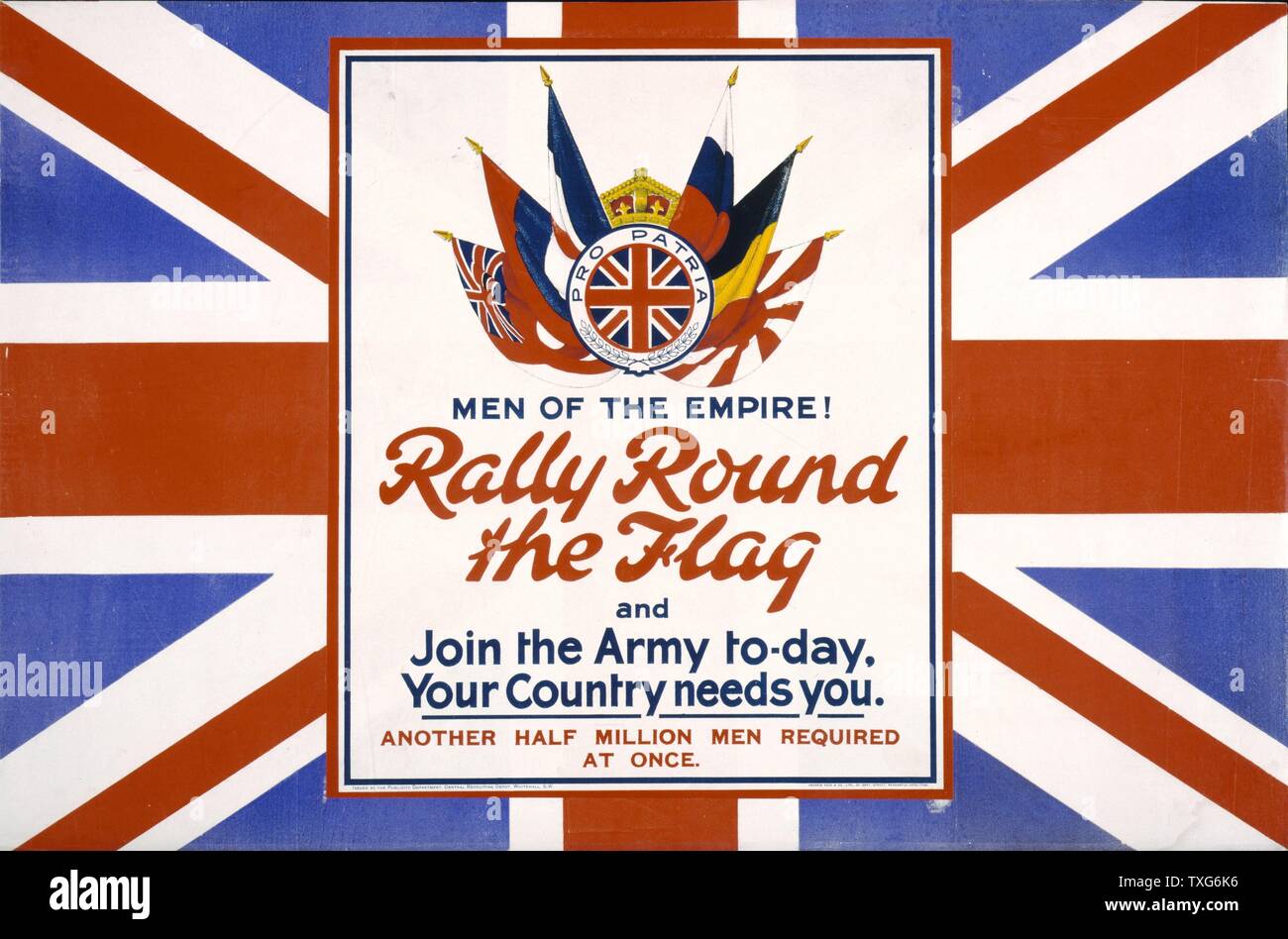 Weltkrieg I: Britische Rekrutierung poster 'Men des Imperiums! Rallye rund um die Flagge...." Trophäe von Fahnen der Alliierten vor dem Hintergrund der britischen Flagge Chromolithograph Stockfoto