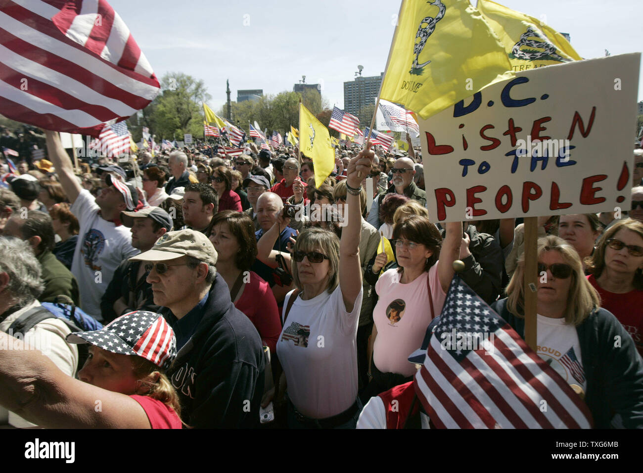 Tea Party Unterstützer wave Flags und Beifall bei einer Tea Party Express Rallye am Boston Common Park in Boston, Massachusetts, am Mittwoch, 14. April 2010. UPI/Matthew Healey Stockfoto