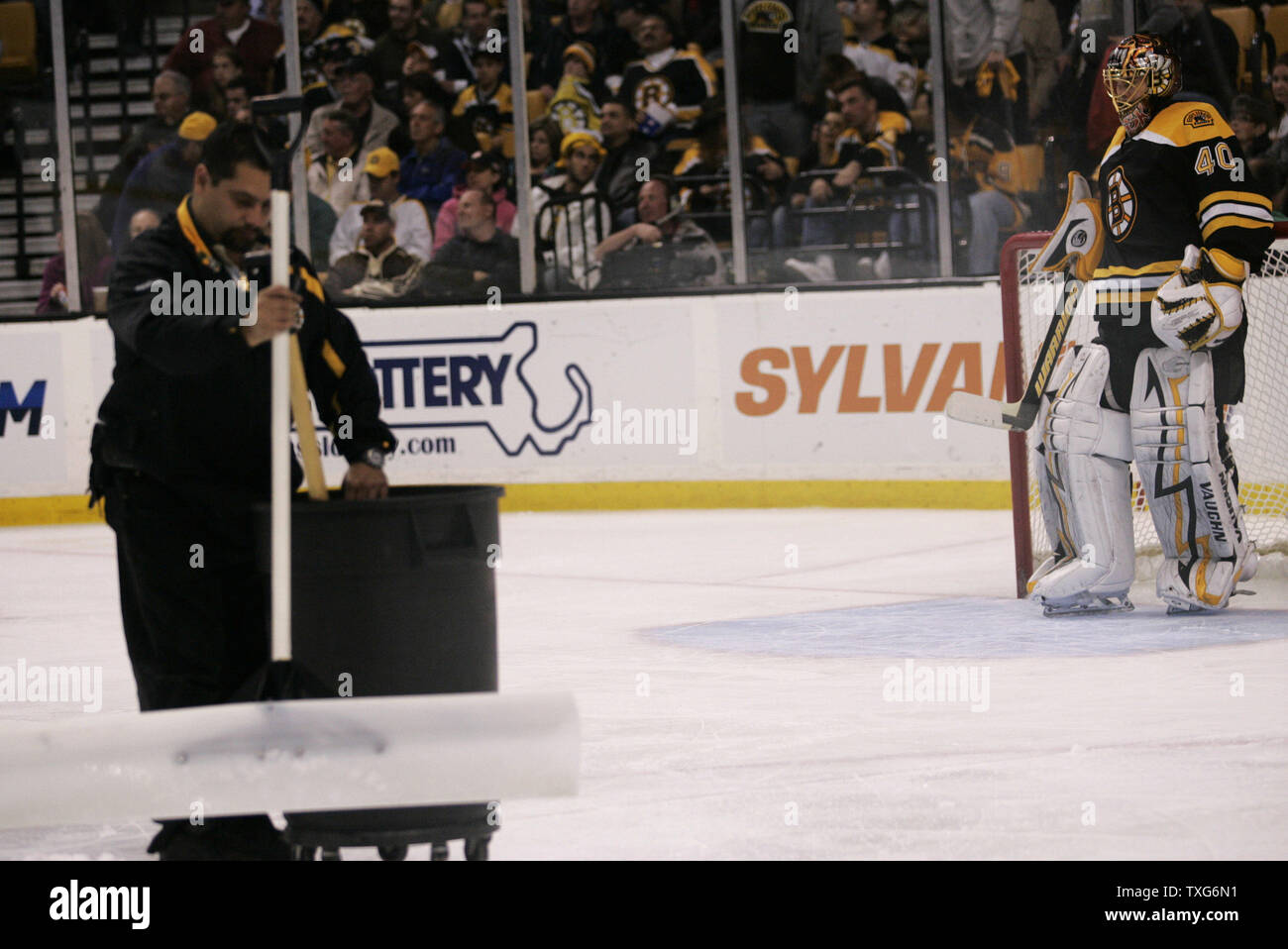 Boston Bruins goalie Tuukka Rask (40) sieht auf dem Eis, da es durch den TD Garden Crew in der dritten Periode gegen die Philadelphia Flyers am TD Garden in Boston, Massachusetts fegte am 10. Mai 2010. Die Flieger besiegten die Bruins 4-0. UPI/Matthew Healey Stockfoto