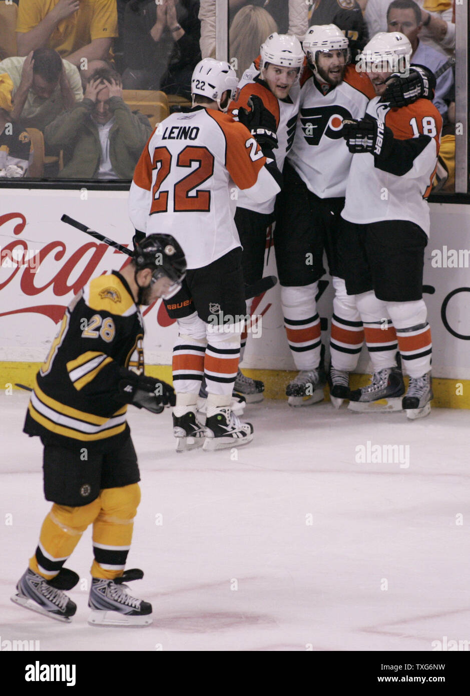 Philadelphia Flyers Spieler von Links, linker Flügel Ville Leino (22), Verteidiger Matt Carle (25) und Mike Richards (18) gratulieren Mannschaftskamerad linken Flügel Simon Gagne (12) Auf seiner dritten Periode Ziel wie Boston Bruins rechten Flügel Mark Recchi (28) Skate zurück zu der Bank in Spiel 7 der NHL Eastern Conference Halbfinale am TD Garden in Boston, Massachusetts am 14. Mai 2010. Die Flieger besiegten die Bruins 4-3. UPI/Matthew Healey Stockfoto