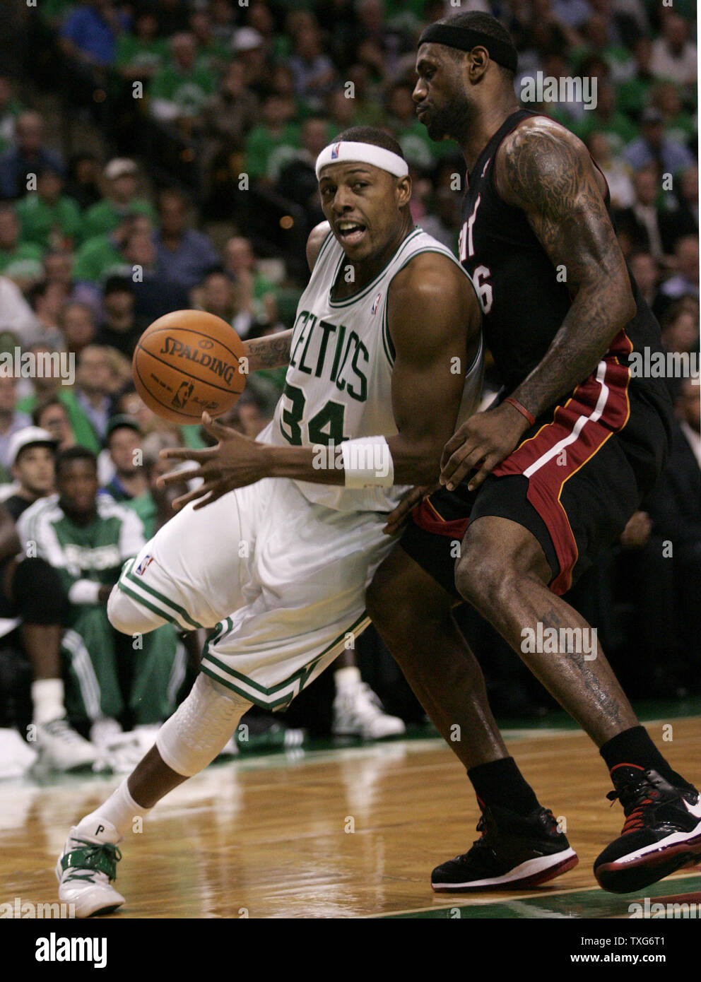 Boston Celtics, Paul Pierce (34) Laufwerke mit dem Netz gegen Miami Heat, LeBron James in der ersten Hälfte der Nacht Spiel am TD Garden in Boston, Massachusetts am 26. Oktober 2010. UPI/Matthew Healey Stockfoto