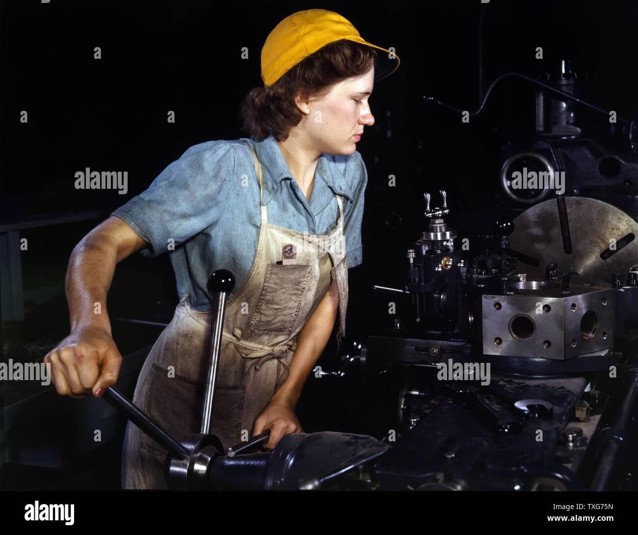 Weltkrieg II: USA weibliche Krieg Arbeiter in den 1940er Jahren. Während des Krieges Frauen auf dem vorderen übernahm viele Aufgaben, die traditionell von Männern durchgeführt. Stockfoto