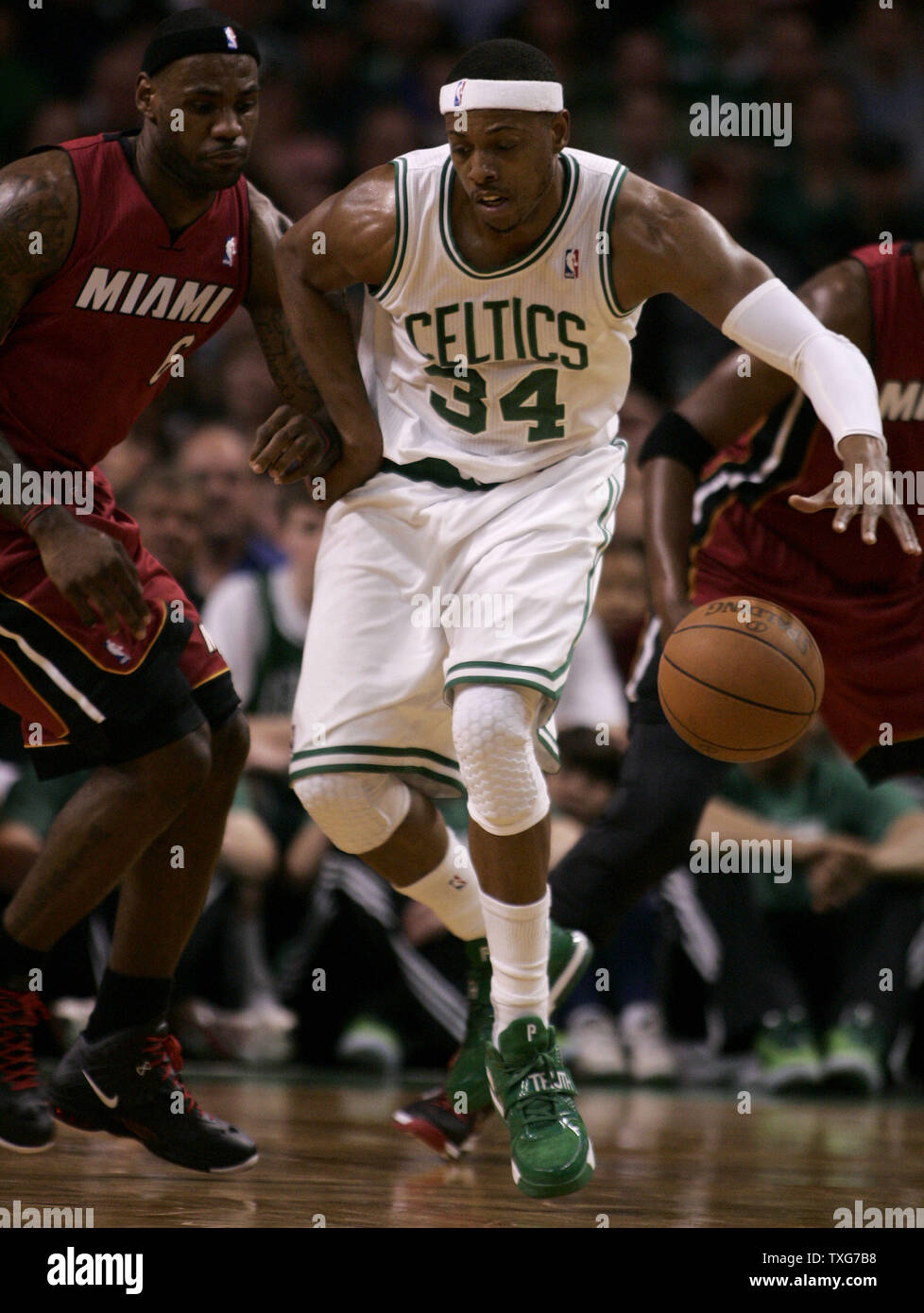 Boston Celtics, Paul Pierce (34) Verwicklung mit Miami Heat, LeBron James in der ersten Hälfte der Eastern Conference Halbfinale am TD Garden in Boston, Massachusetts am 7. Mai 2011. UPI/Matthew Healey Stockfoto