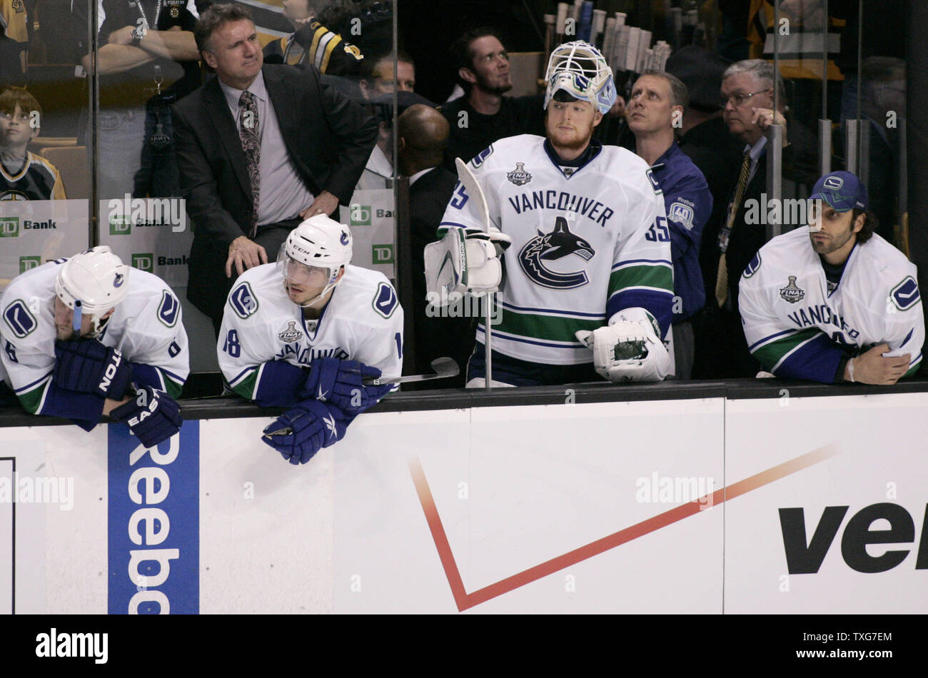 Vancouver Canucks Trainer Alain Vigneault (oben) sieht, um das Eis in den letzten Sekunden des Spiel sechs der Stanley Cup Finale gegen die Boston Bruins an TD Garden in Boston, Massachusetts am 13. Juni 2011. Auch auf der Suche nach defenseman Sam Salo (6), Verteidiger Christopher Tanev (18), Torwart Cory Schneider (35) und Torwart Roberto Luongo (1). Die Bruins besiegte die Canucks 5-2. UPI/Matthew Healey Stockfoto