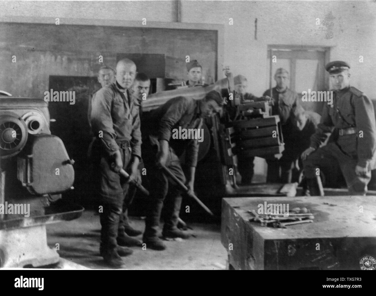 Weltkrieg II: russische Soldaten (UDSSR) Ausrüstung entfernen aus einem mandschurischen Factory Stockfoto