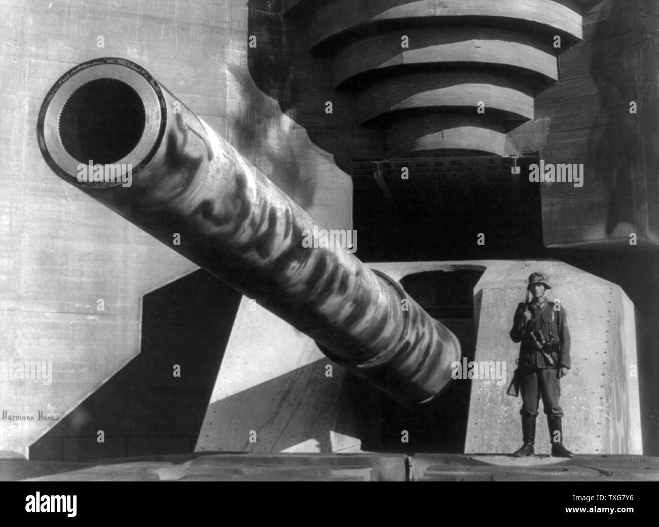 Weltkrieg II. Fass mit einem großen Gewehr mit deutschen Soldaten bei Befestigungen Stockfoto