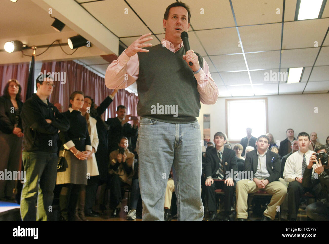 Der republikanische Präsidentschaftskandidat Rick Santourm spricht während ein Town Hall Meeting an der Elche in Salem, New Hampshire, 9. Januar 2012. UPI/Matthew Healey Stockfoto