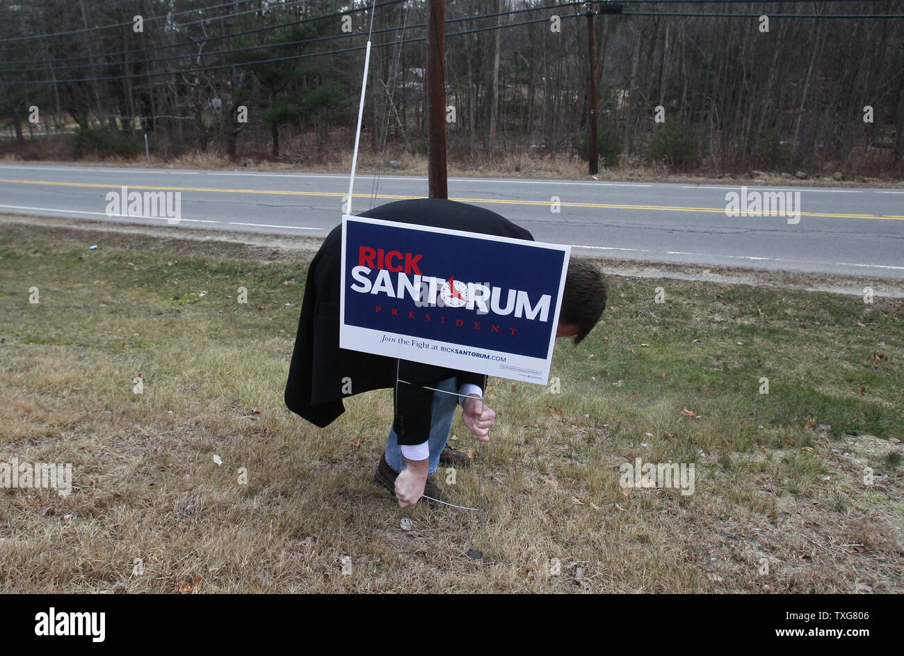 Ein freiwilliger für republikanische Präsidentschaftskandidat Rick Santourm, Orte, Zeichen vor den Elchen in Salem, New Hampshire, bevor der Kandidat ein Town Hall Meeting es auf Januar, 9 2012. UPI/Matthew Healey Stockfoto