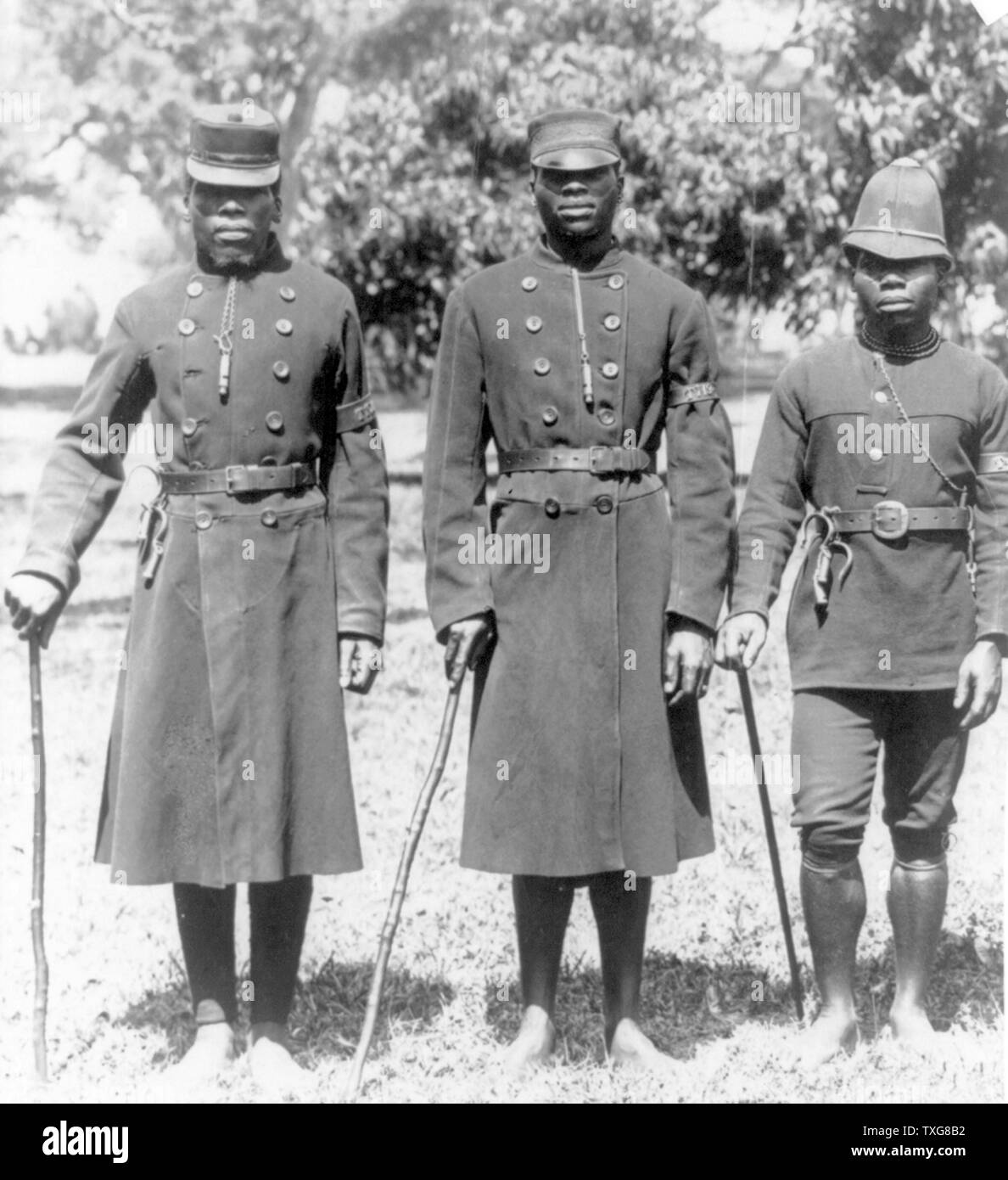 Afrikanische Polizisten in Uniform mit Polizei pfeift, Handschellen Übergabe von Riemen Stockfoto