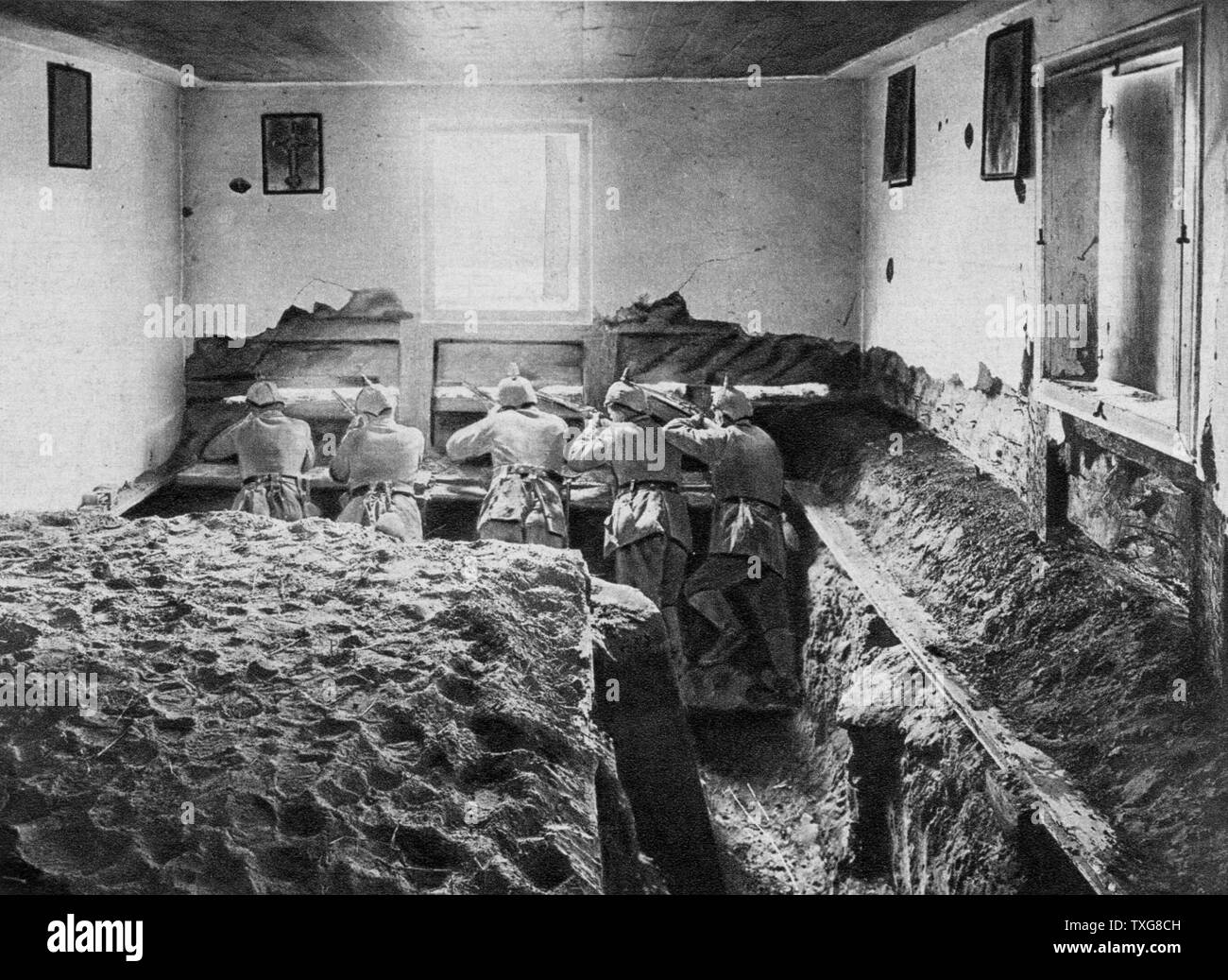Weltkrieg I: Ostfront. Deutsche Soldaten in eine defensive Position im Keller eines Hauses, Weichsel Region Polens Stockfoto