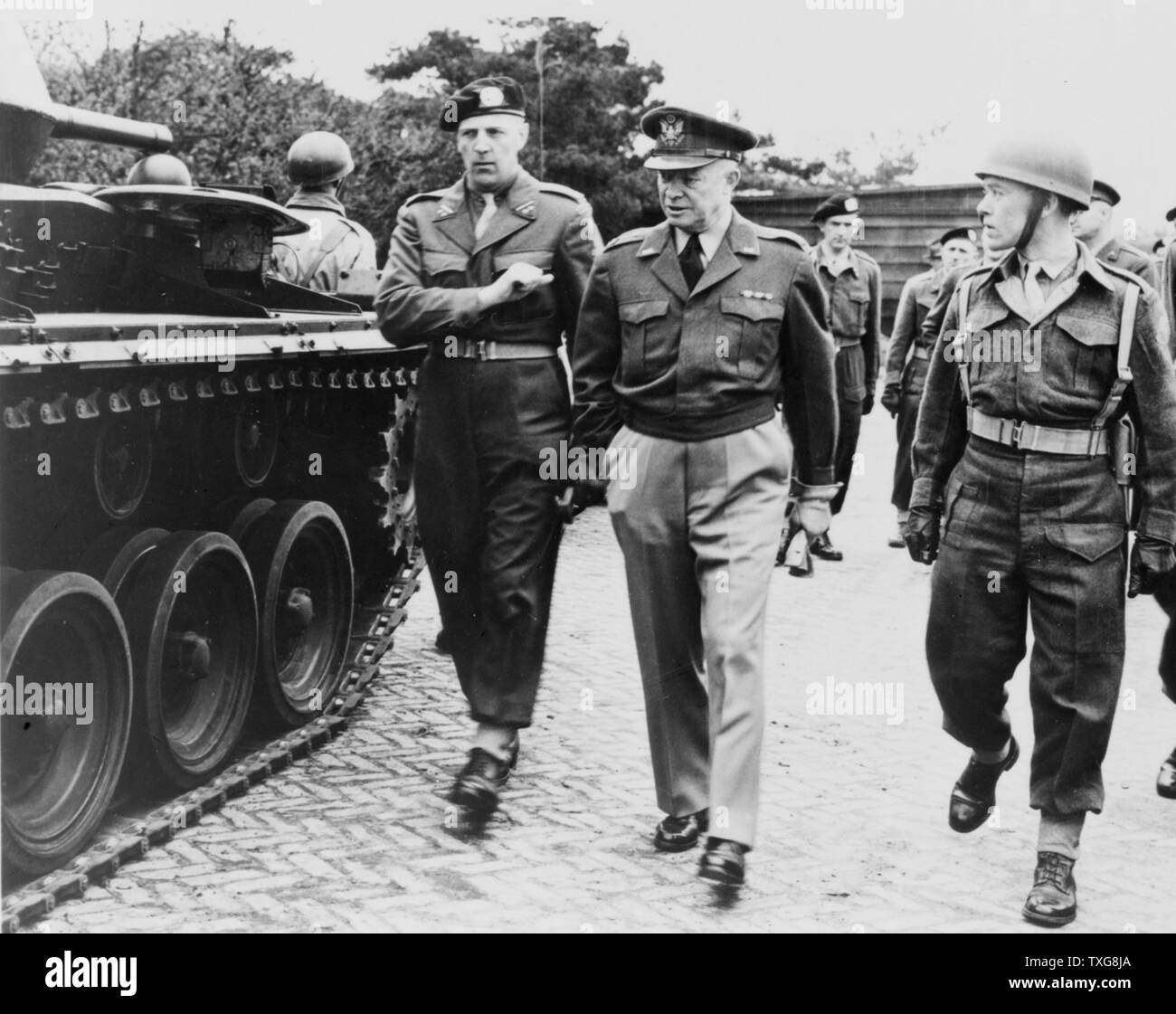 Weltkrieg - 1945: US-General Dwight Eisenhower Truppen inspizieren. Der Armee, wurde er 34. Präsident der Vereinigten Staaten (1953-1961) Stockfoto