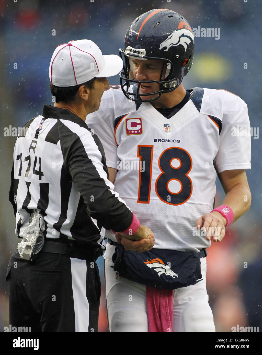 Denver Broncos Quarterback Peyton Manning (14) Chats mit NFL Schiedsrichter gen Steratore nach dem Aufwärmen mit seiner Mannschaft vor dem Spiel gegen die New England Patriots im Gillette Stadium in Foxboro, Massachusetts am 7. Oktober 2012. UPI/Matthew Healey Stockfoto