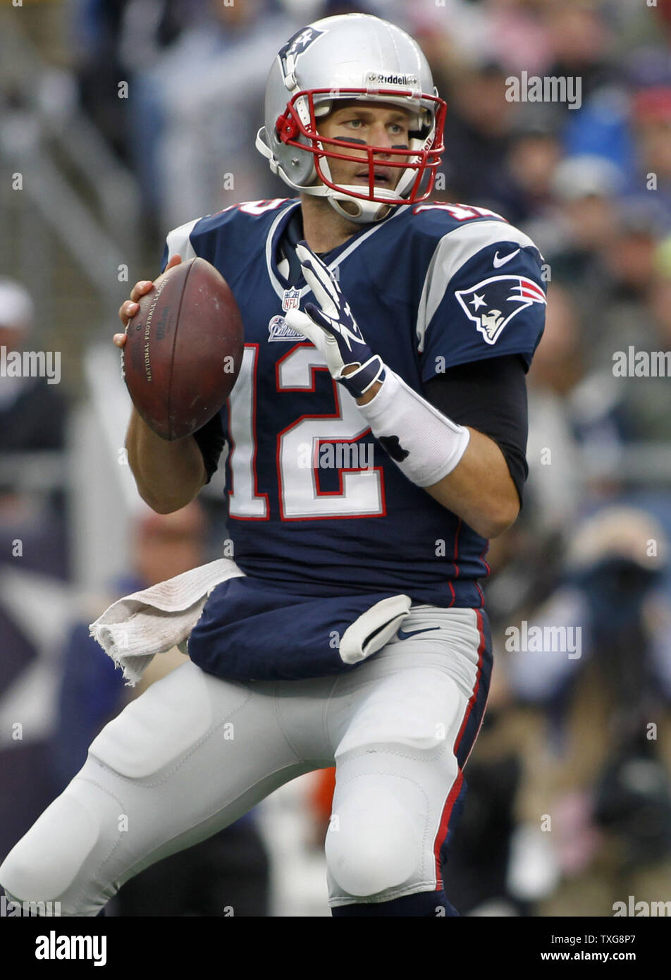 New England Patriots Quarterback Tom Brady Tropfen zurück für einen Pass im zweiten Viertel gegen die Denver Broncos im Gillette Stadium in Foxboro, Massachusetts am 7. Oktober 2012. UPI/Matthew Healey Stockfoto