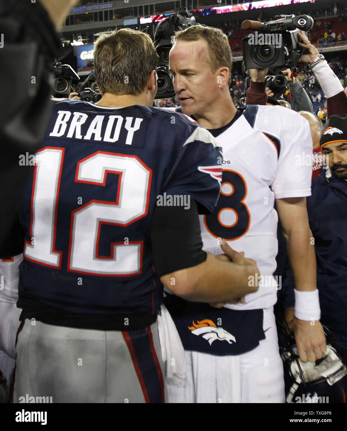 New England Patriots Quarterback Tom Brady (12) schüttelt Hände mit Denver Broncos Quarterback Peyton Manning am Ende des Spiels im Gillette Stadium in Foxboro, Massachusetts am 7. Oktober 2012. Die Patrioten besiegt die Broncos 31-21. UPI/Matthew Healey Stockfoto