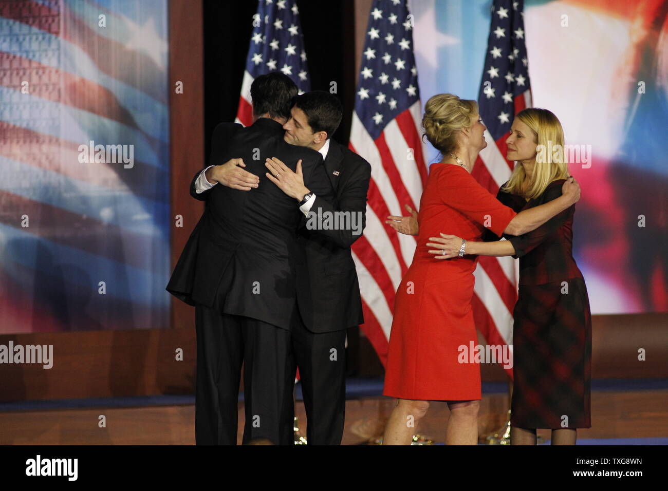 Der republikanische Präsidentschaftskandidat Mitt Romney umfasst running mate Paul Ryan als Ehefrauen Hug nach seinem Zugeständnis Rede bei seiner Wahl Nacht Veranstaltung in Boston am 6. November 2012. Präsident Obama gewonnen Wiederwahl über Republikaner Mitt Romney. UPI/Matthew Healy Stockfoto