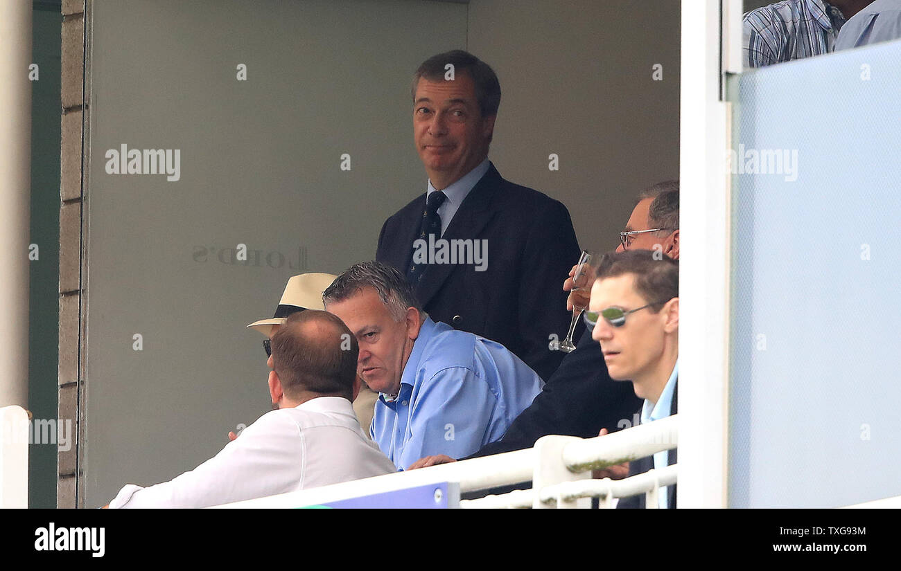Nigel Farage im steht während der ICC Cricket World Cup group Phase Match auf Lord's, London. Stockfoto