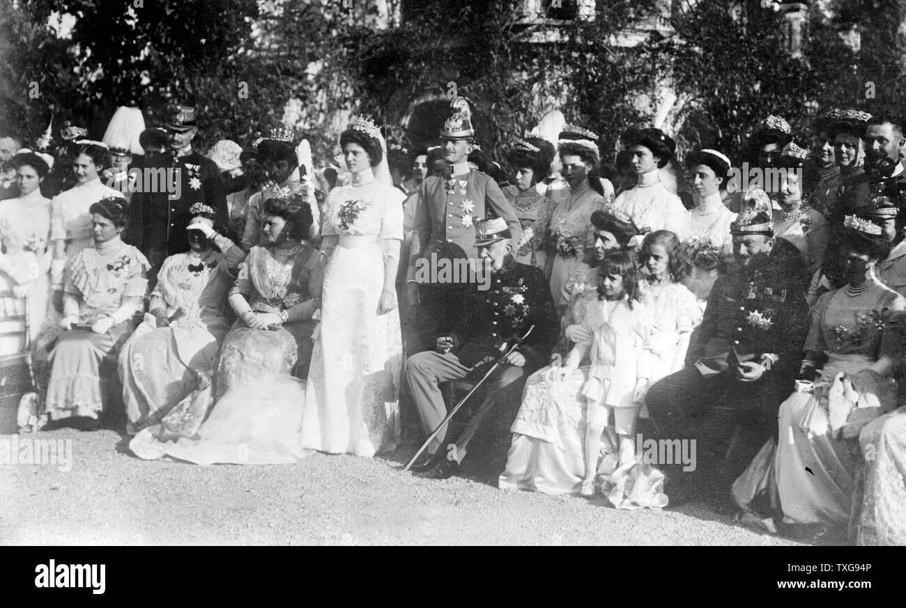 Franz Joseph I., Kaiser von Österreich, sitzt, bei der Hochzeit von Erzherzog Karl (später Charles I) Prinzessin Zita von Bourbon-Parma im Frauengefängnis Schloss, 21. November 1911 Stockfoto