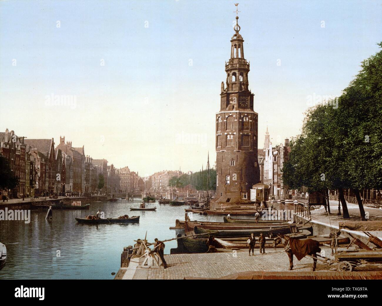 Anzeigen von Oude Schans (Neue Kanal), Amsterdam, Holland Die Montelbaanstoren, im Jahre 1512 erbaut, militärischen Schutz der Stadt untergebracht und ist Teil der Altstadt von Amsterdam Abwehr Stockfoto