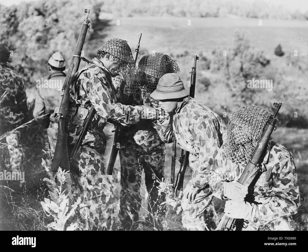 Zweiter Weltkrieg: US-Armee Soldaten in Leopard, gefleckte Tarnanzüge mit net Veiling über Helme und Gesichter Stockfoto