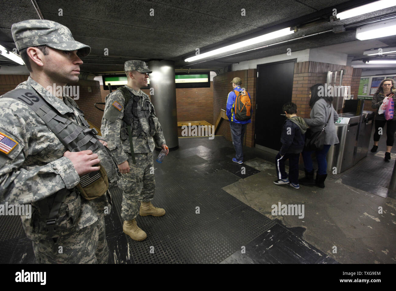 Mitglieder der Army National Guard stand im Hynes Convention Center MBTA Station in Boston, Massachusetts am 16. April 2013. Sicherheit in Boston ist hoch nach zwei Bomben in der Nähe der Ziellinie der Boston Marathon Montag Nachmittag töten 3 gezündet und 150 verletzt wurden. UPI/Matthew Healey Stockfoto