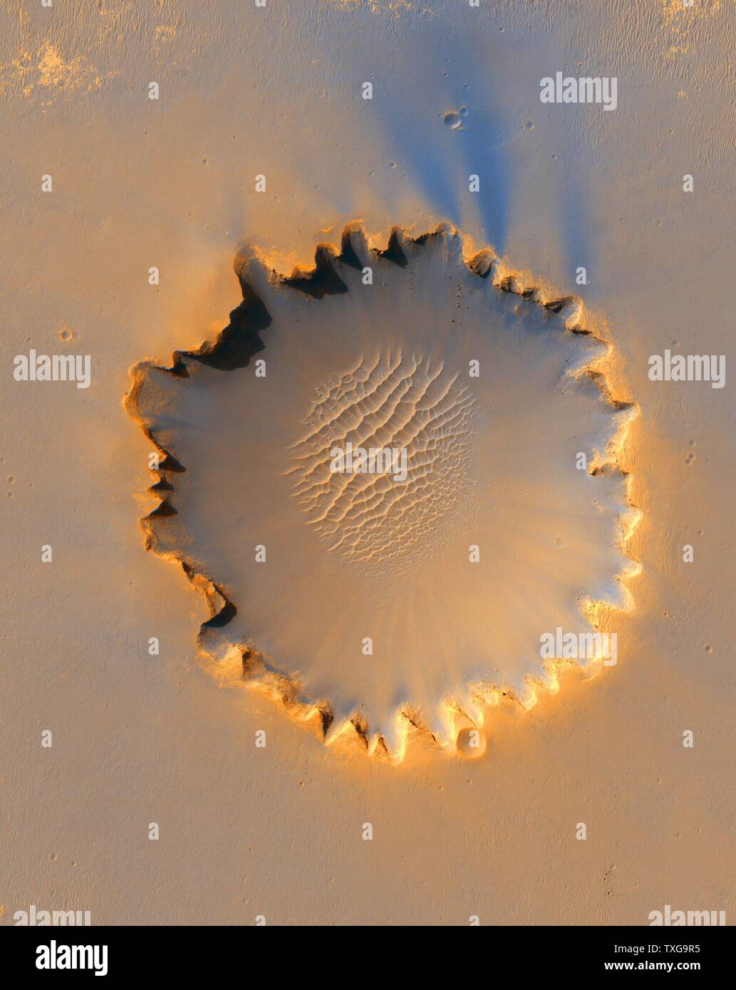 Victoria Krater, Auswirkungen auf Meridiani Planum, am Äquator des Mars, etwa 800 Meter im Durchmesser. Der calloped" Rim ist durch Erosion Fotografie - NASA verursacht Stockfoto