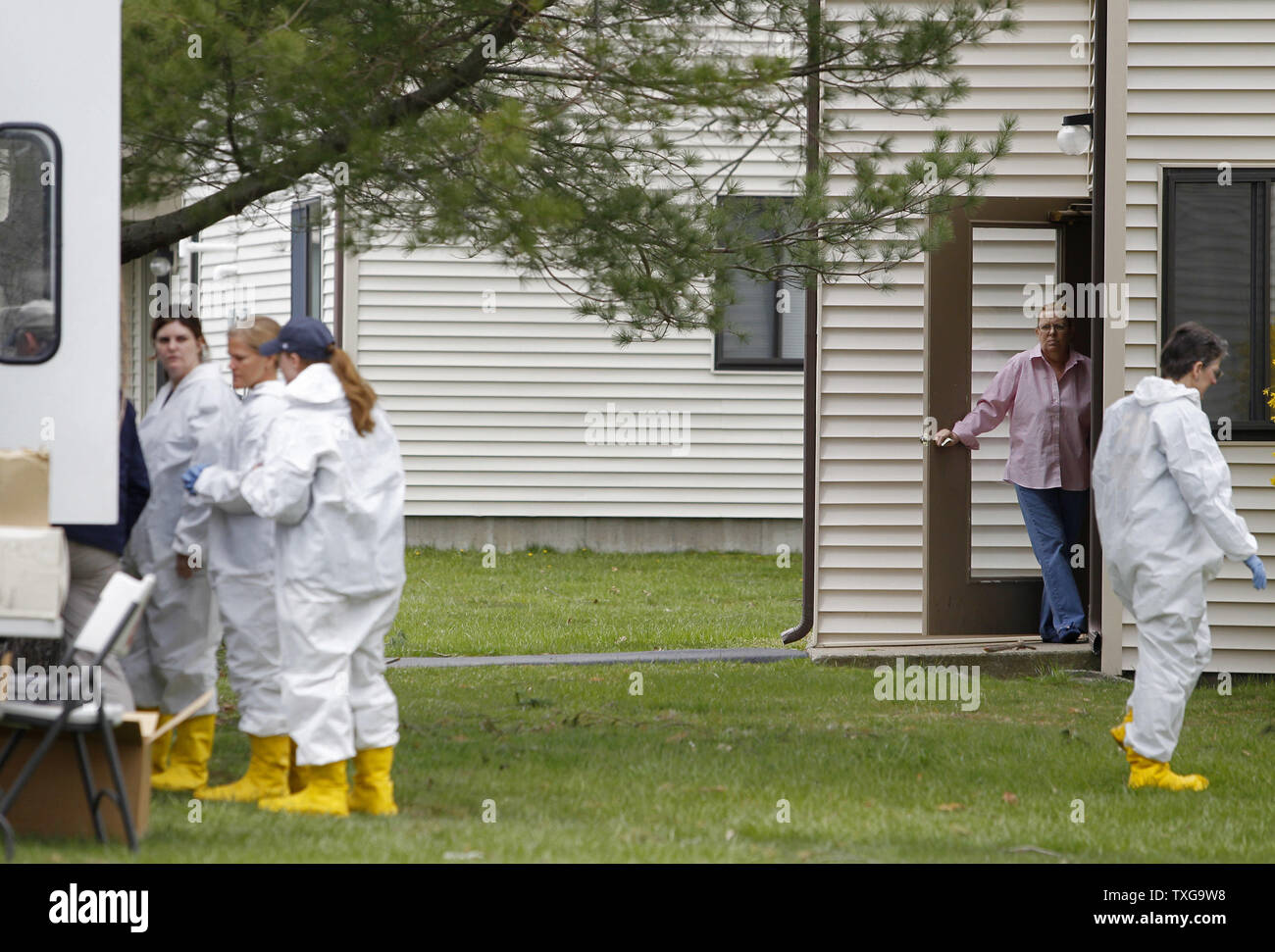 Ein Nachbar als bundesforscher der Wohnung auf Dias und Azamat Kadyrbayev Tazhayako in New Bedford, Massachusetts am 19 April, 2013 suchen. Die zwei wurden wegen ihrer vermutlichen Beteiligung mit Boston Marathon bombardierungverdächtiger Dschochar Tsarnaev verhaftet. UPI/Matthew Healey Stockfoto