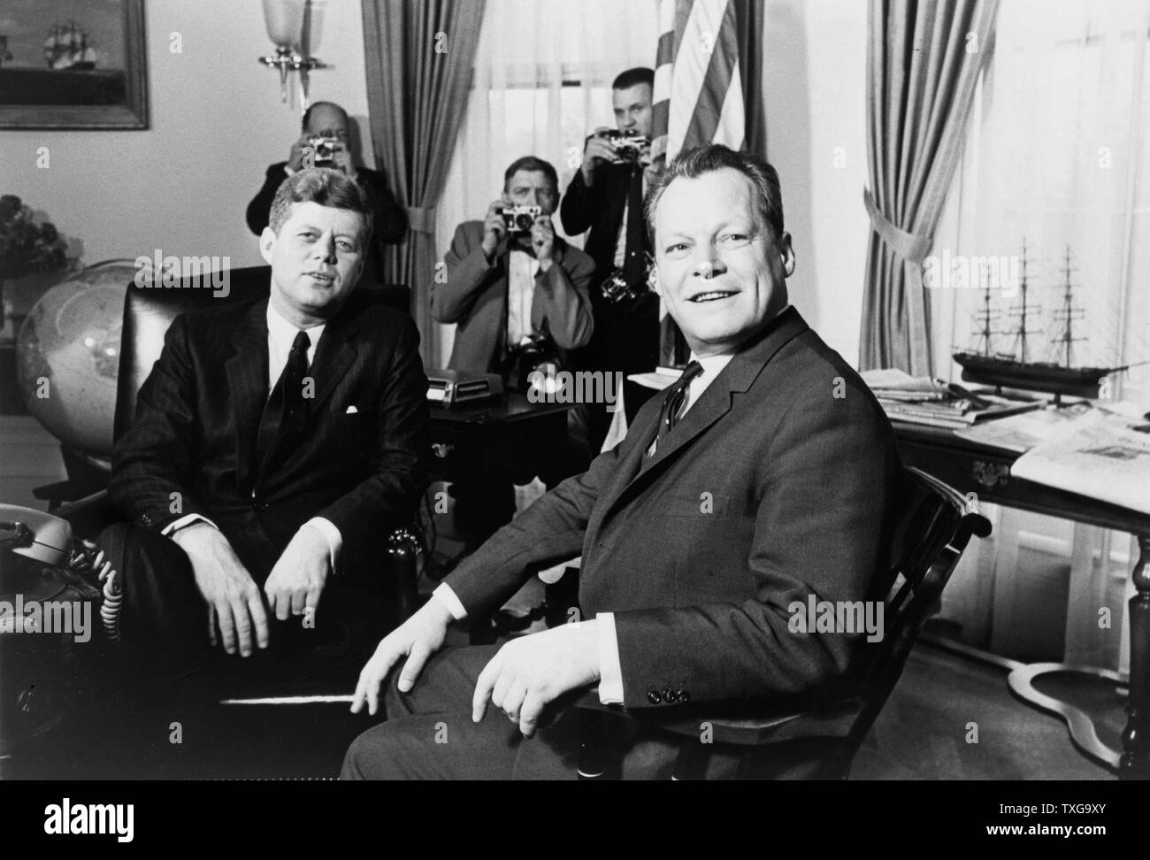 John Fitzgerald Kennedy, 35. Präsident der Vereinigten Staaten und diente von 1961 bis zu seiner Ermordung im Jahre 1963. Treffen mit der Berliner Bürgermeister Willy Brandt. Stockfoto