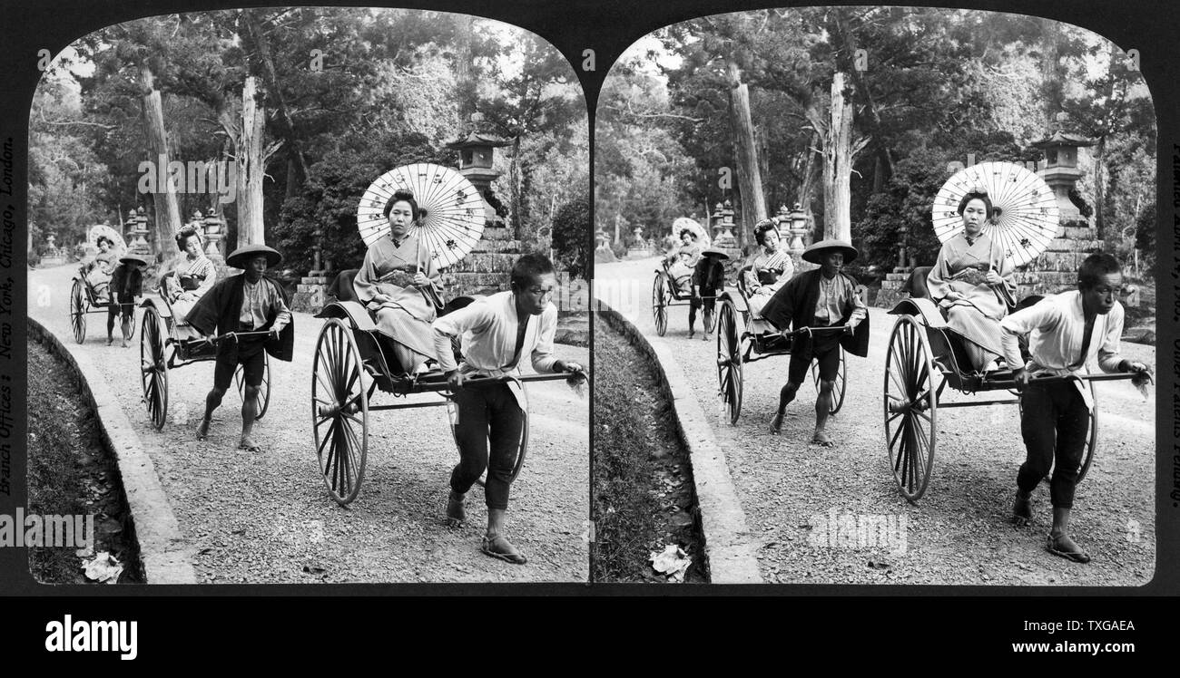 Geisha girls Heraus für eine Lüftung in rikschas - entlang der alten Allee, Nara, Japan Stockfoto