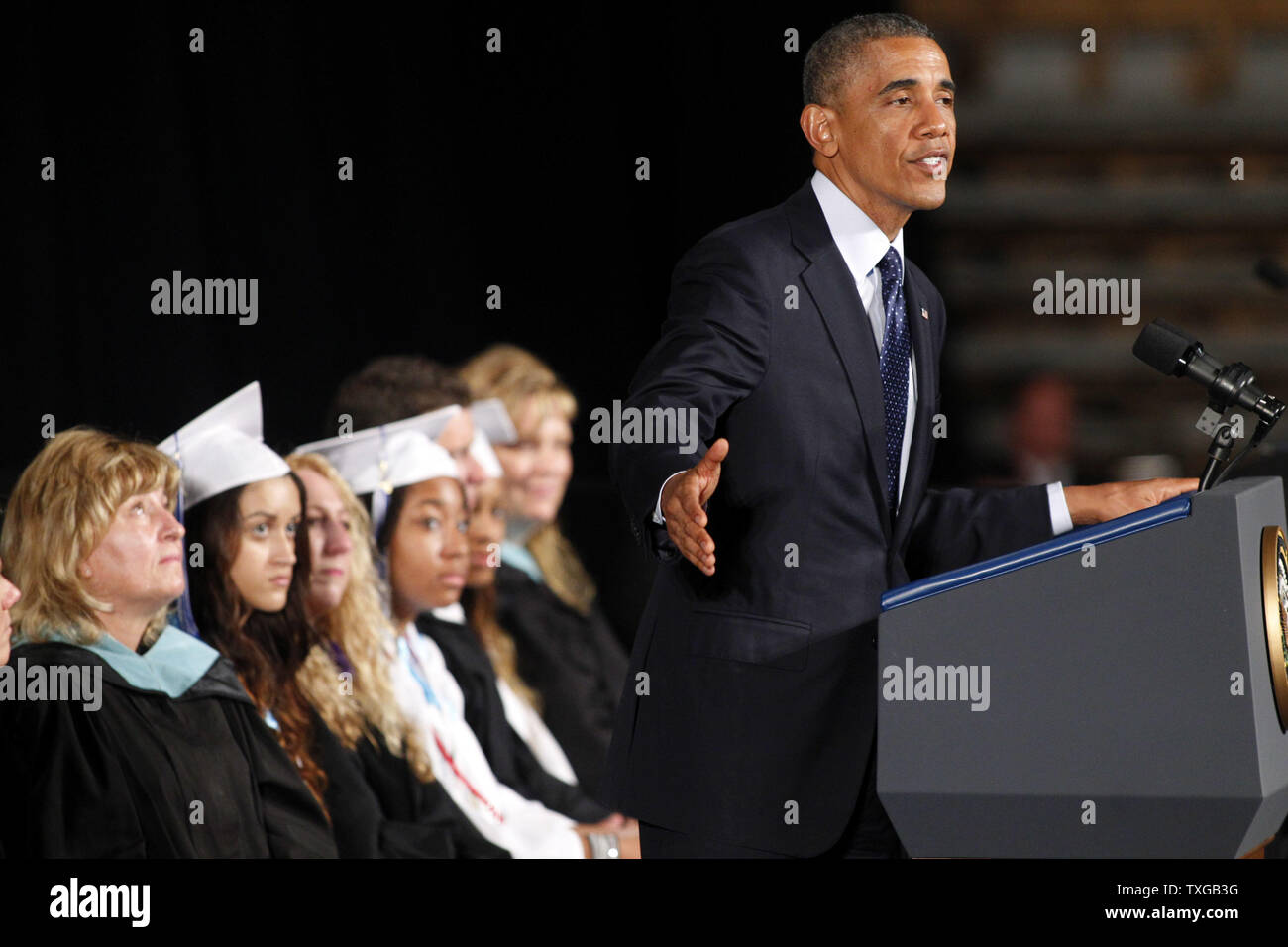 Präsident Barack Obama Adresse die Absolventinnen und Absolventen von Worcester technische High School während der abschlussfeier Übungen für die Klasse von 2014 an der DCU Center in Worcester, Massachusetts am 11. Juni 2014. UPI/Matthew Healey Stockfoto