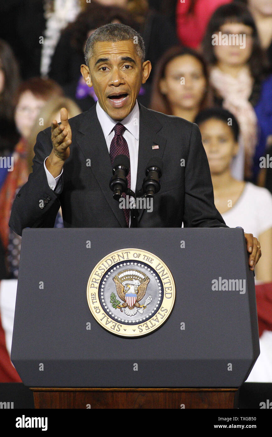 Präsidenten der Vereinigten Staaten Barack Obama Adressen die Masse im Inneren des Murray in Rhode Island College, Providence, Rhode Island, am 31. Oktober 2014. UPI/Matthew Healey Stockfoto