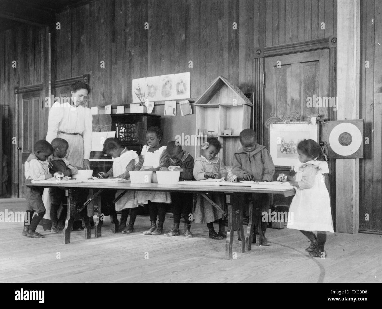 Acht African American Kinder, im Kindergarten, lernen, waschen und Bügeln Whittier Grundschule in Hampton, Virginia 1900 Stockfoto